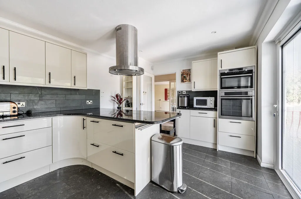 Southview Road, Warlingham CR6 9JE, photo 9