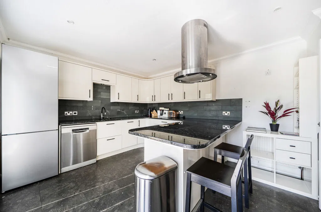 Southview Road, Warlingham CR6 9JE, photo 7