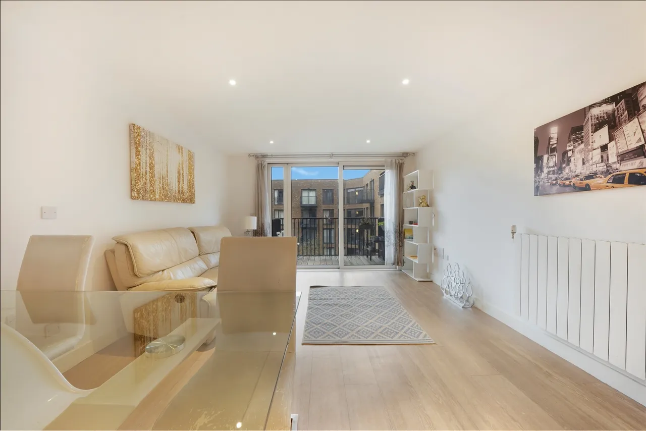 3 bed flat for sale — Whiting Way, London