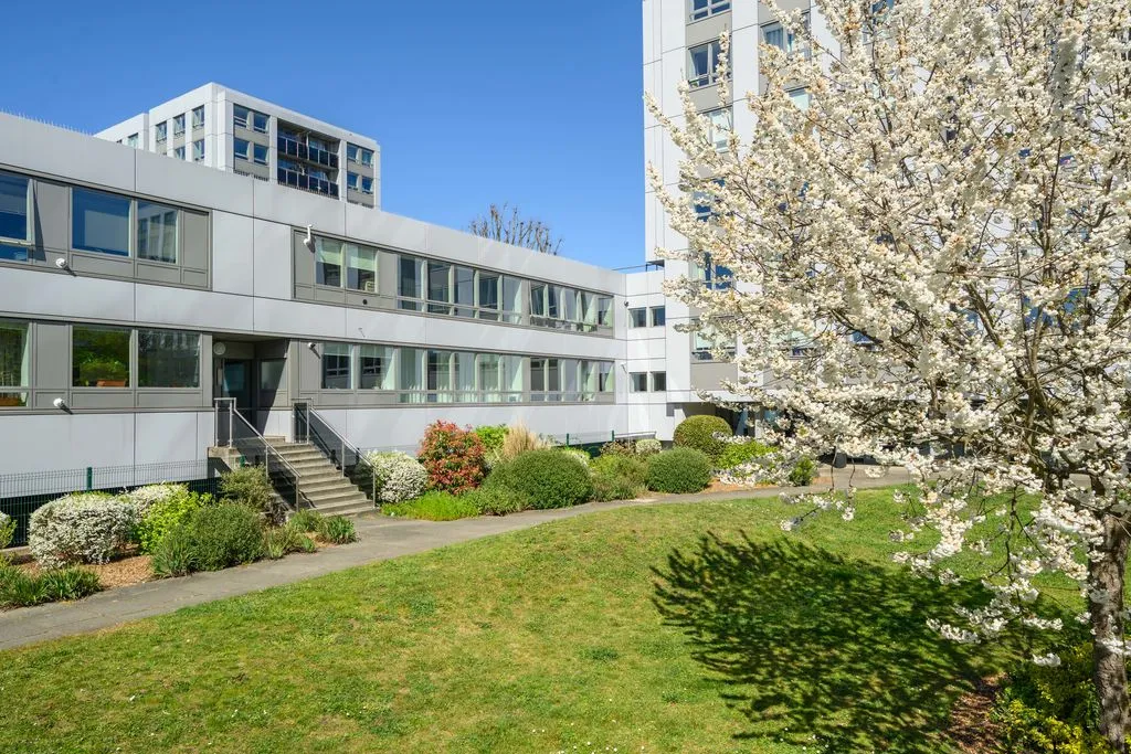2 bed flat for sale — Wellington Close, Walton-On-Thames KT12 1BA