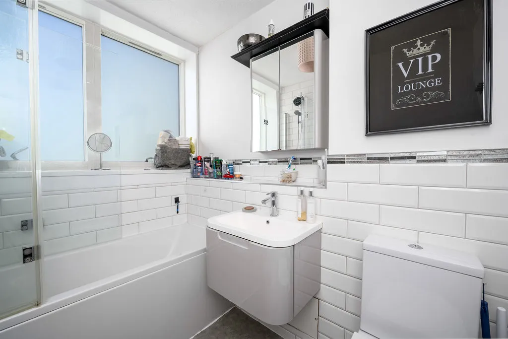 Wellington Close, Walton-On-Thames KT12 1BA, photo 7