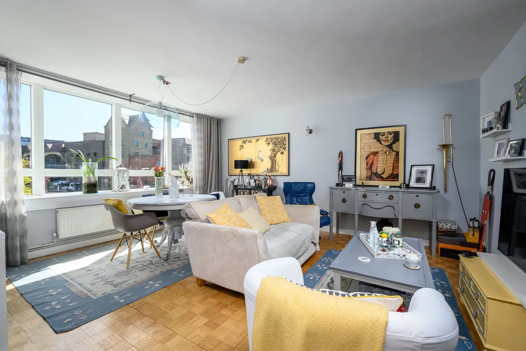 Wellington Close, Walton-On-Thames KT12 1BA, photo 2