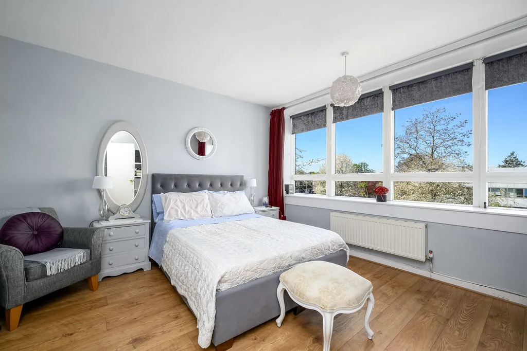 Wellington Close, Walton-On-Thames KT12 1BA, photo 5