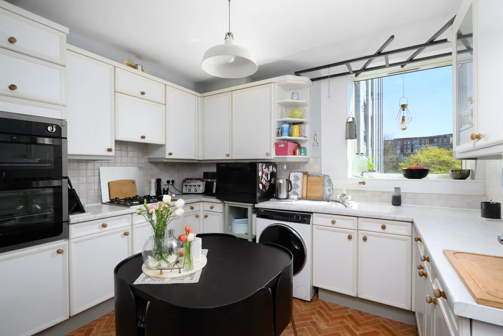Wellington Close, Walton-On-Thames KT12 1BA, photo 3
