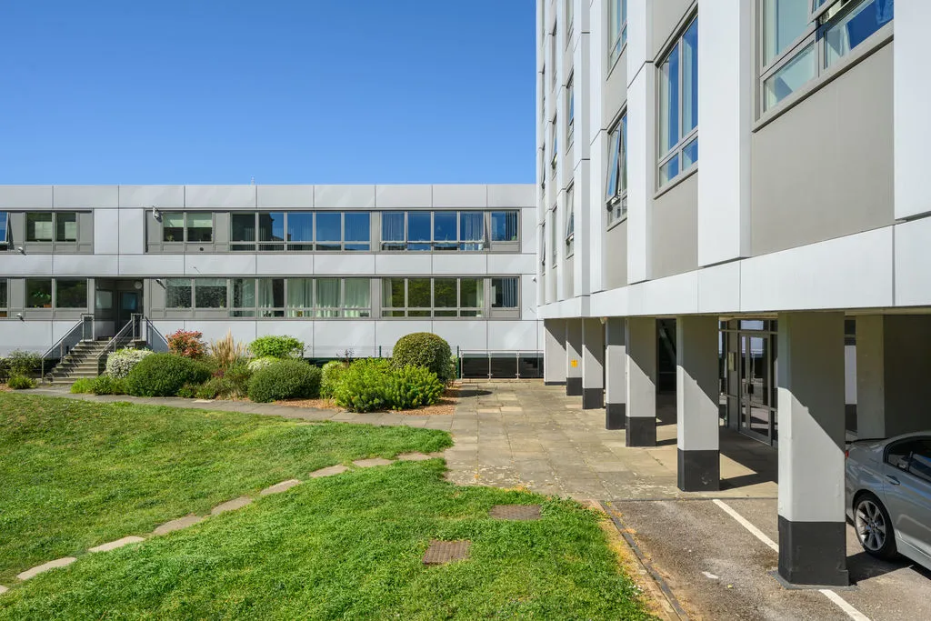 Wellington Close, Walton-On-Thames KT12 1BA, photo 9