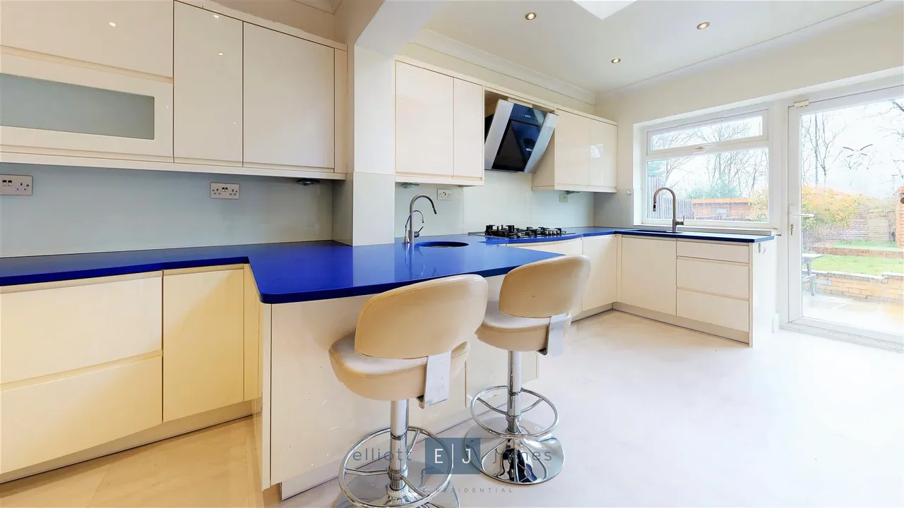 Grange Crescent, Chigwell, photo 4