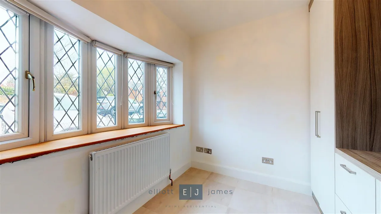 Grange Crescent, Chigwell, photo 8