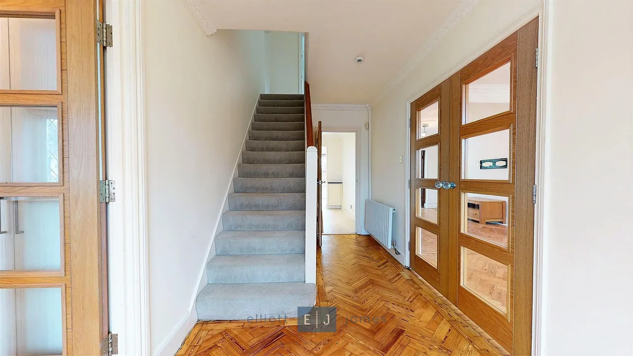 Grange Crescent, Chigwell, photo 3