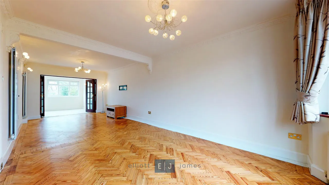 Grange Crescent, Chigwell, photo 6