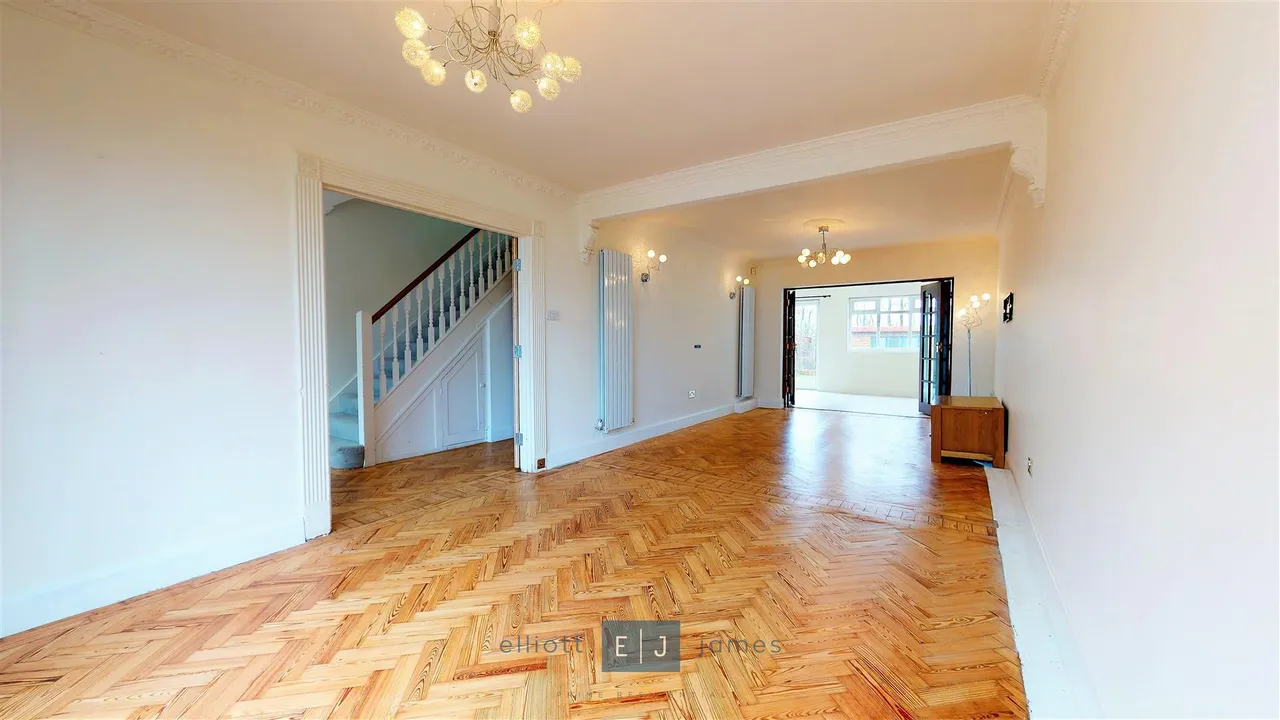 Grange Crescent, Chigwell, photo 5