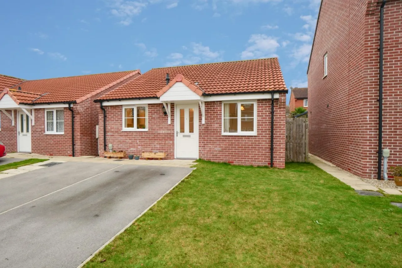 2 bed house for sale — Snowdrop Close, Easingwold, York