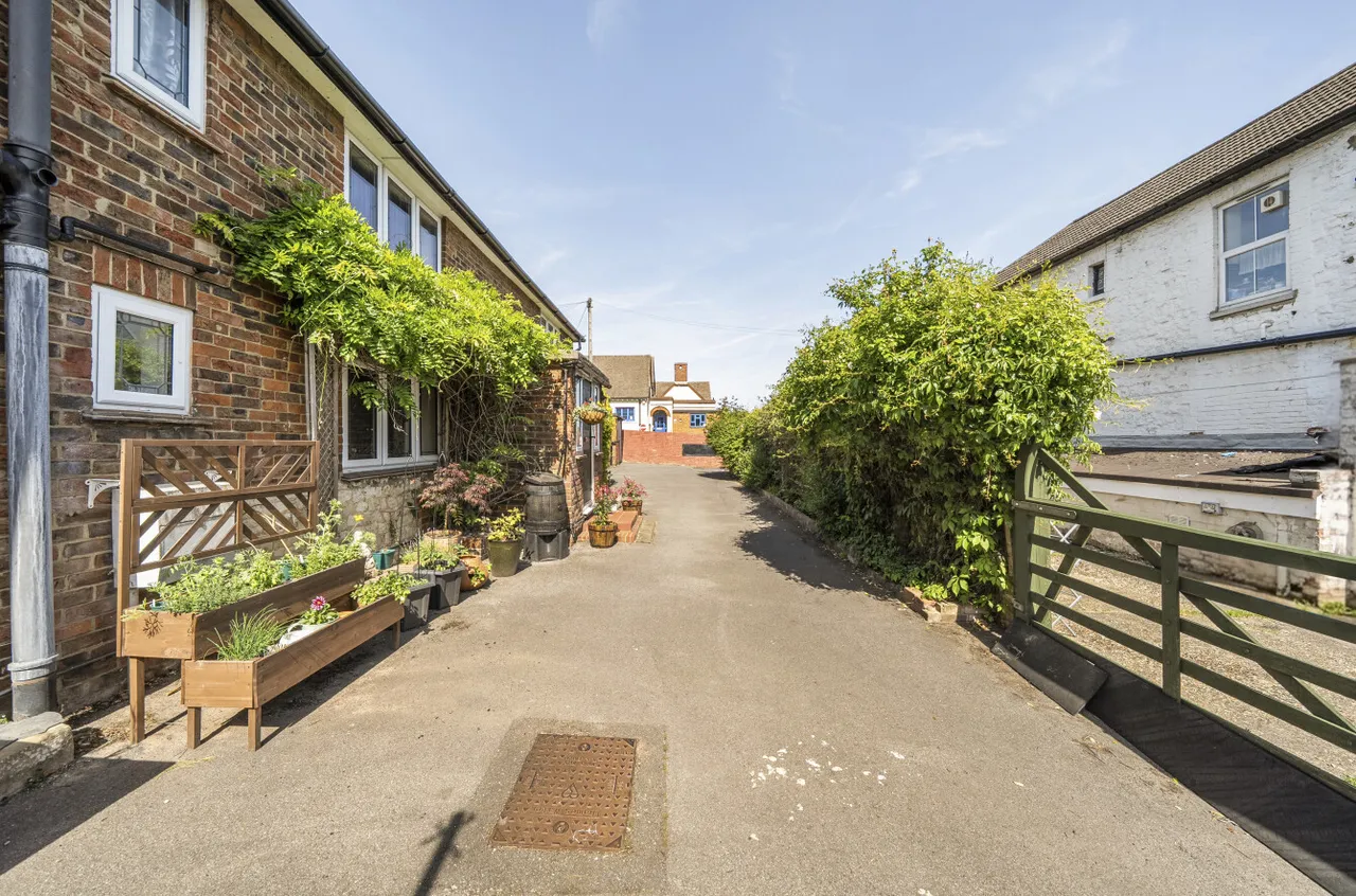 St. James Avenue, Farnham, Surrey, GU9 9QF, photo 8