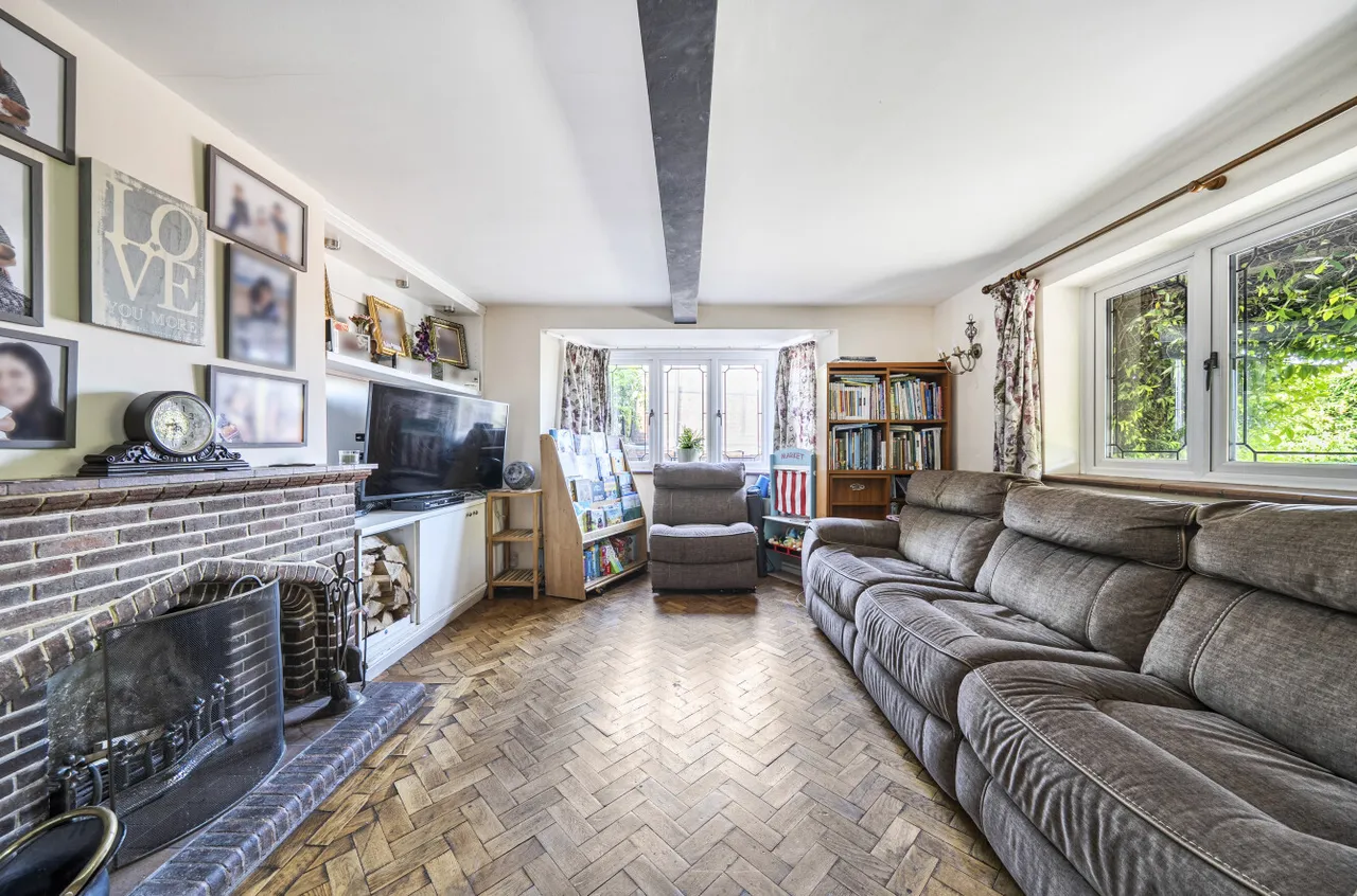 St. James Avenue, Farnham, Surrey, GU9 9QF, photo 2