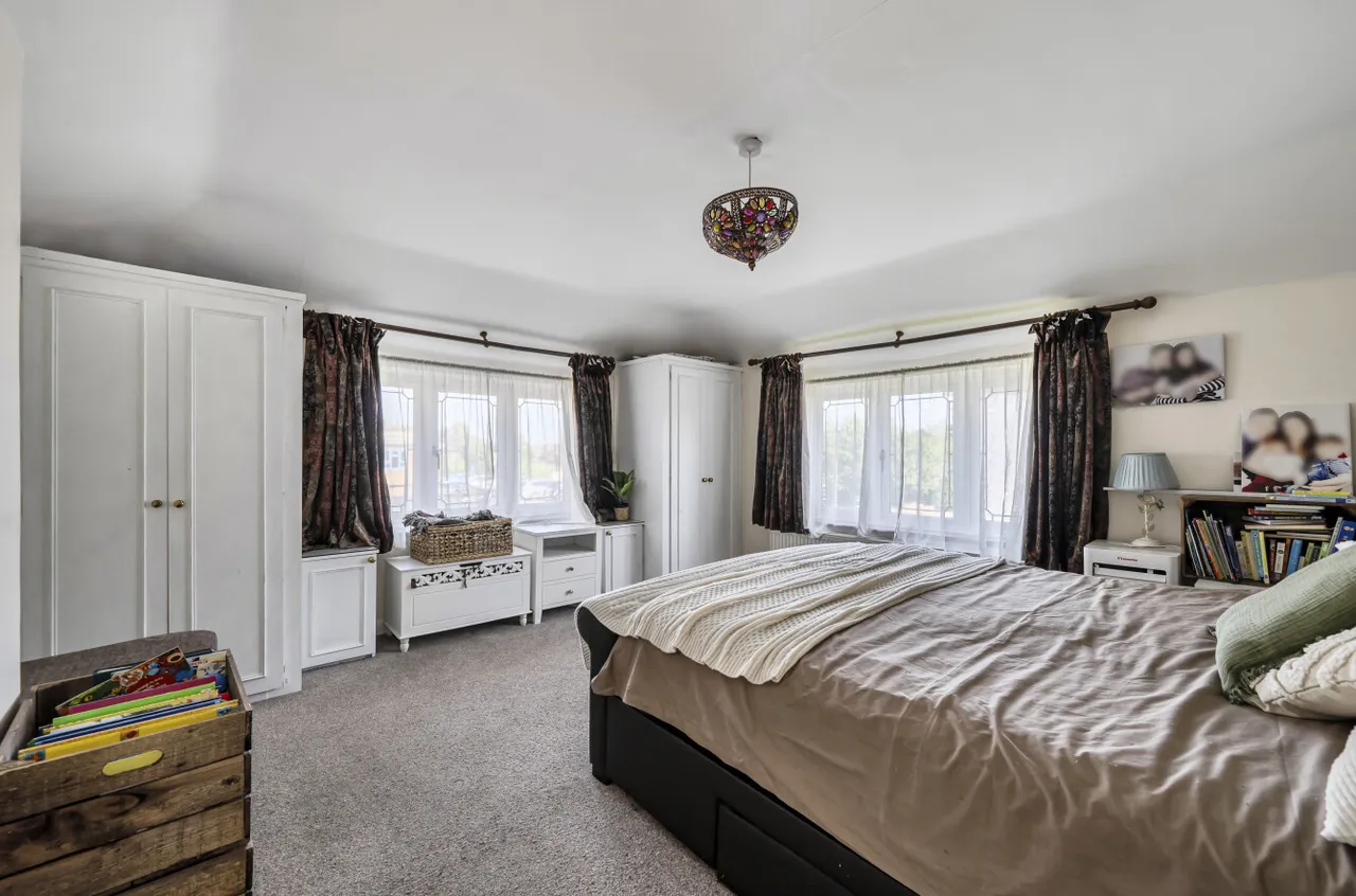 St. James Avenue, Farnham, Surrey, GU9 9QF, photo 5