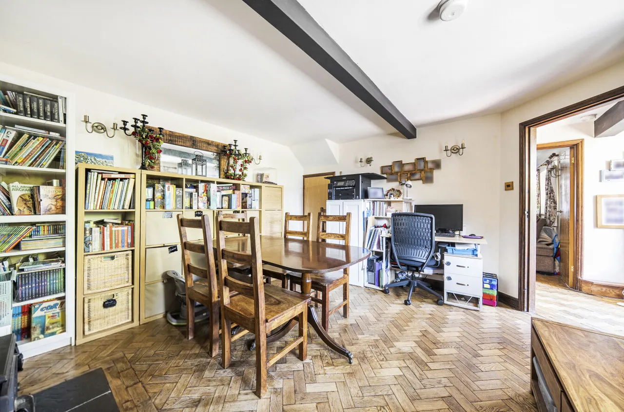 St. James Avenue, Farnham, Surrey, GU9 9QF, photo 3