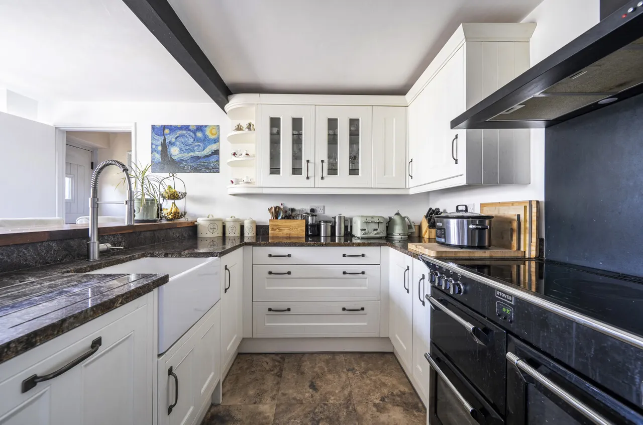 St. James Avenue, Farnham, Surrey, GU9 9QF, photo 4