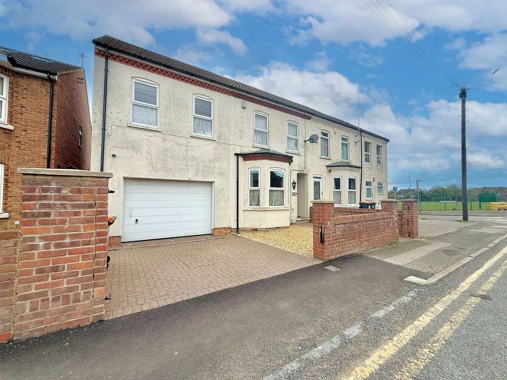 4 bed house for sale — Kirby Road, Dunstable LU6 3JH