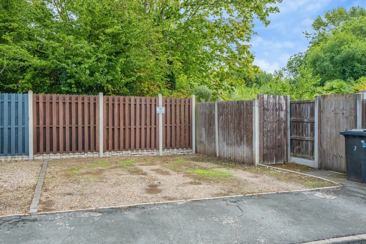 The Larches, Kingsbury, B78, photo 8