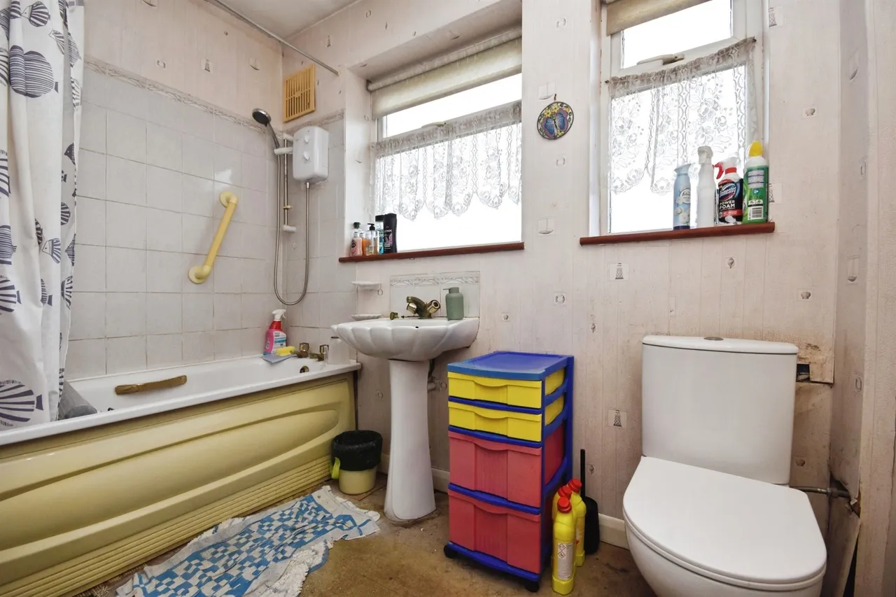 Gooshays Drive, Romford, RM3, photo 4
