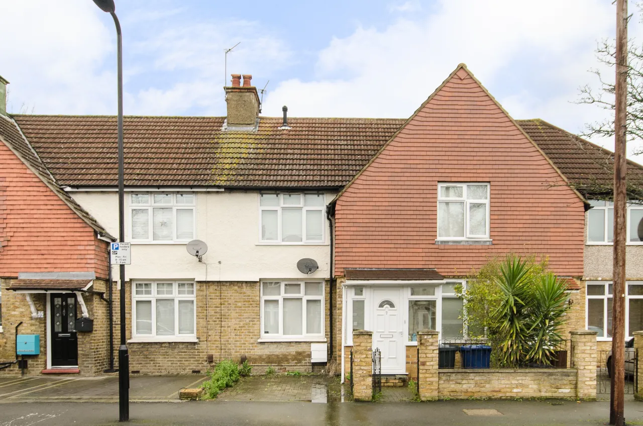 Flat 1, 7 Hawthorn Gardens, London, photo 2