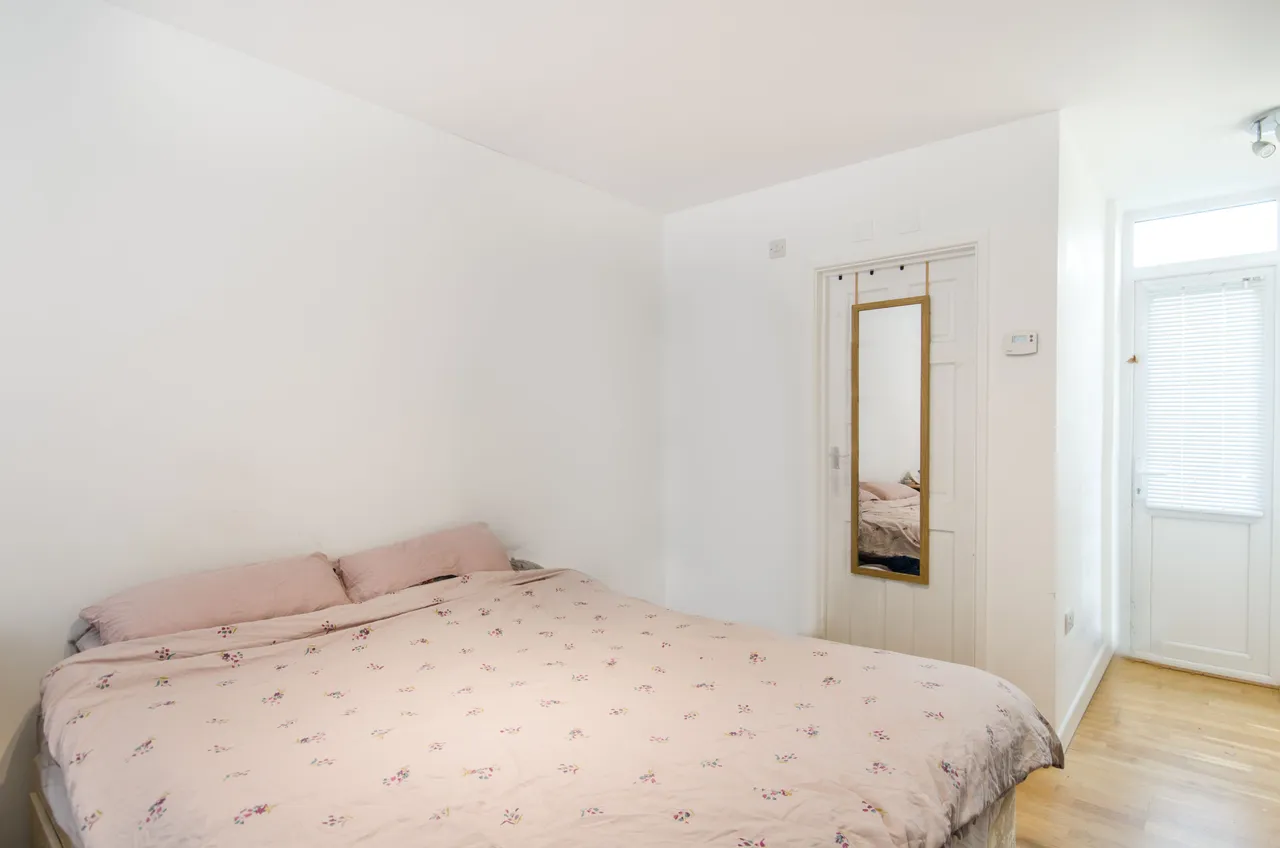 Flat 1, 7 Hawthorn Gardens, London, photo 3