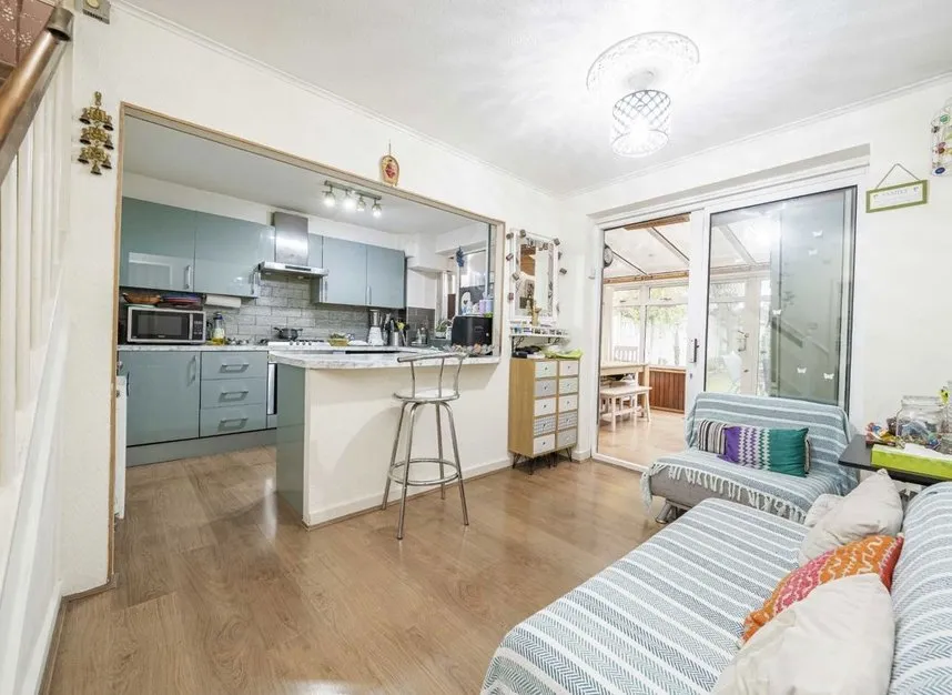 Catherine Drive, Sunbury-On-Thames, TW16, photo 3