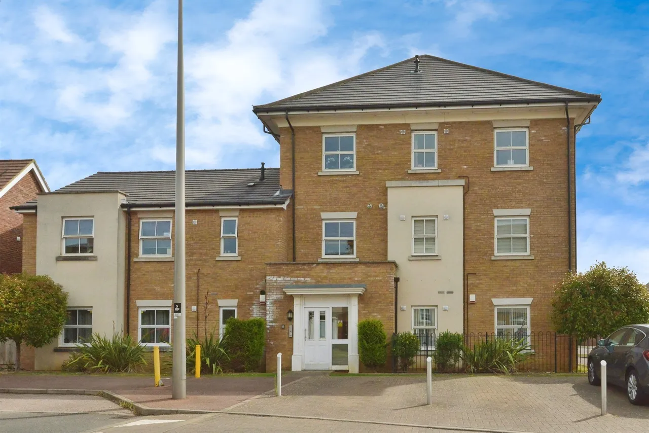 2 bed flat for sale — Rowditch Furlong, Redhouse Park, Milton Keynes