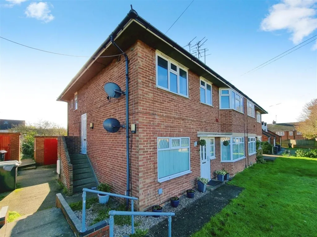 2 bed flat to rent — Gloucester Crescent, Rushden