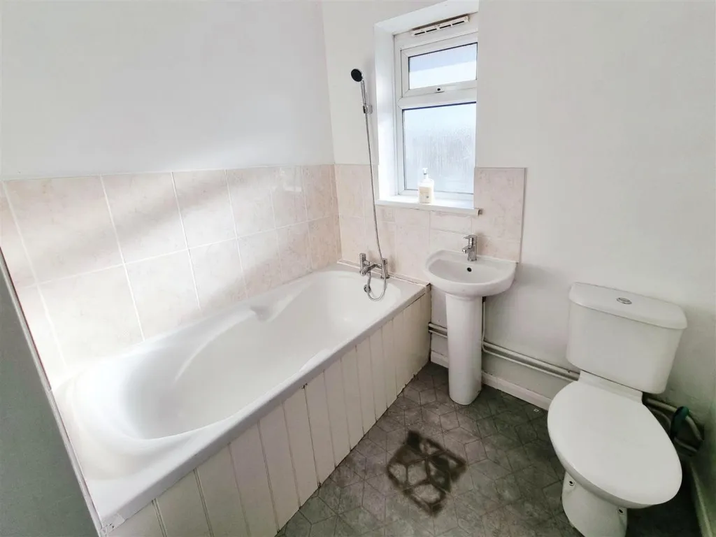Gloucester Crescent, Rushden, photo 7
