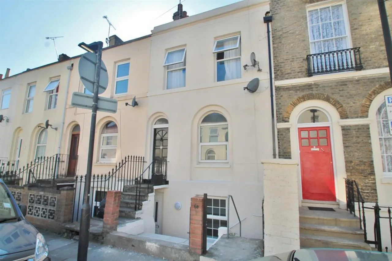 2 bed flat to rent, Edwin Street, Gravesend, DA12