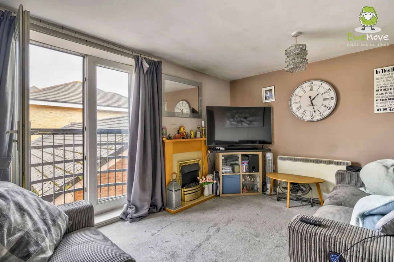 Saltash Road, Swindon, SN2, photo 3