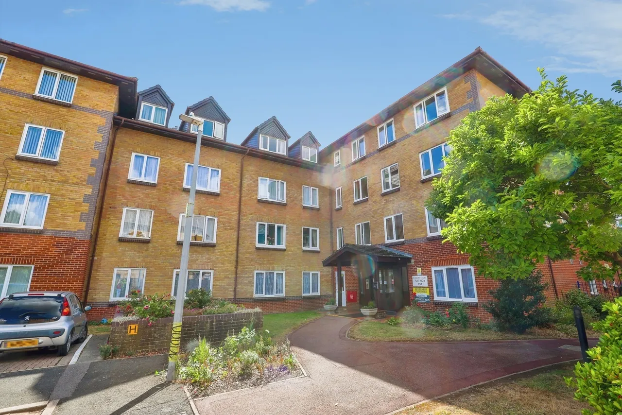 2 bed flat for sale — Barkers Court, Sittingbourne, Kent, ME10