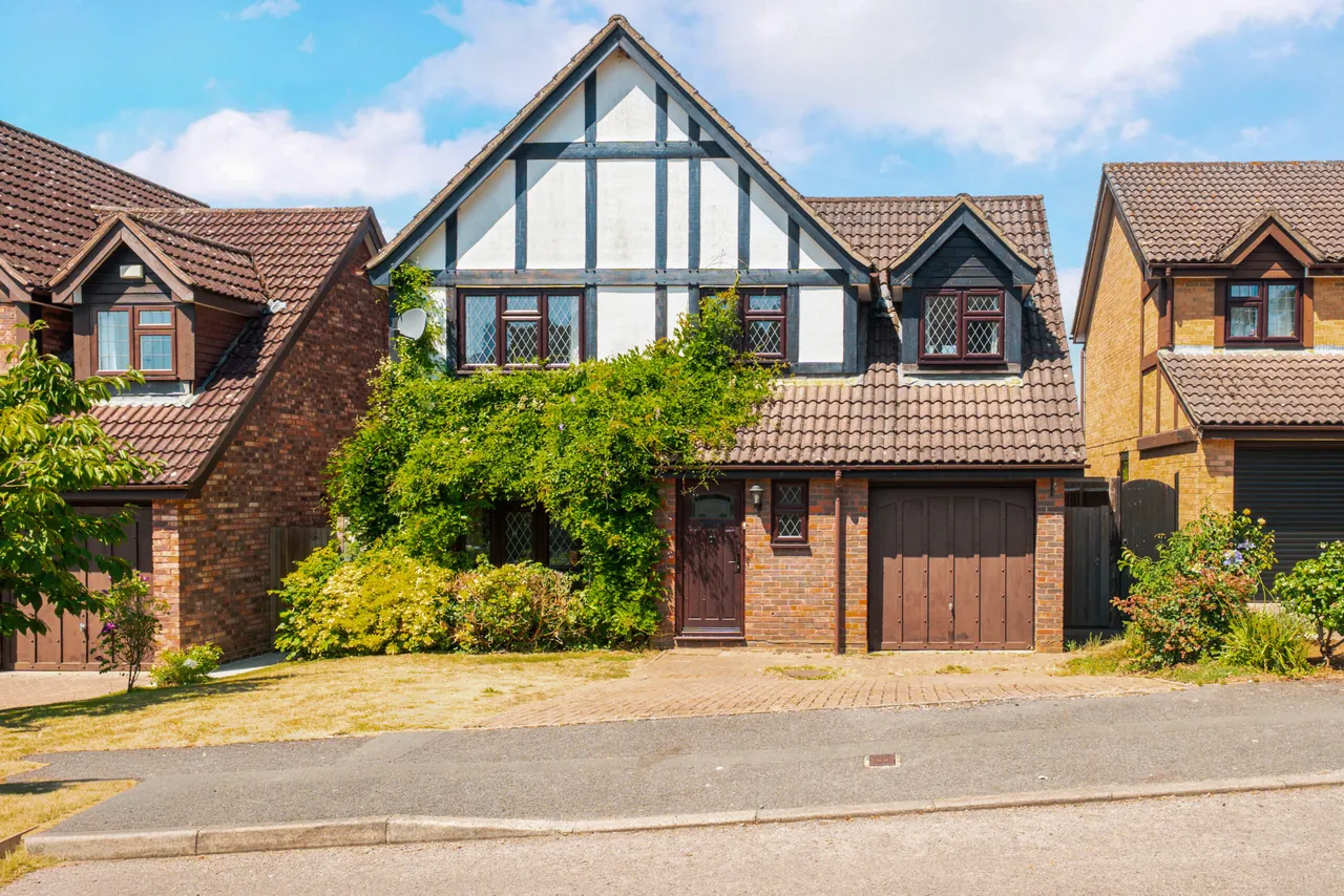 4 bed house to rent, Fox Dene, Godalming, GU7