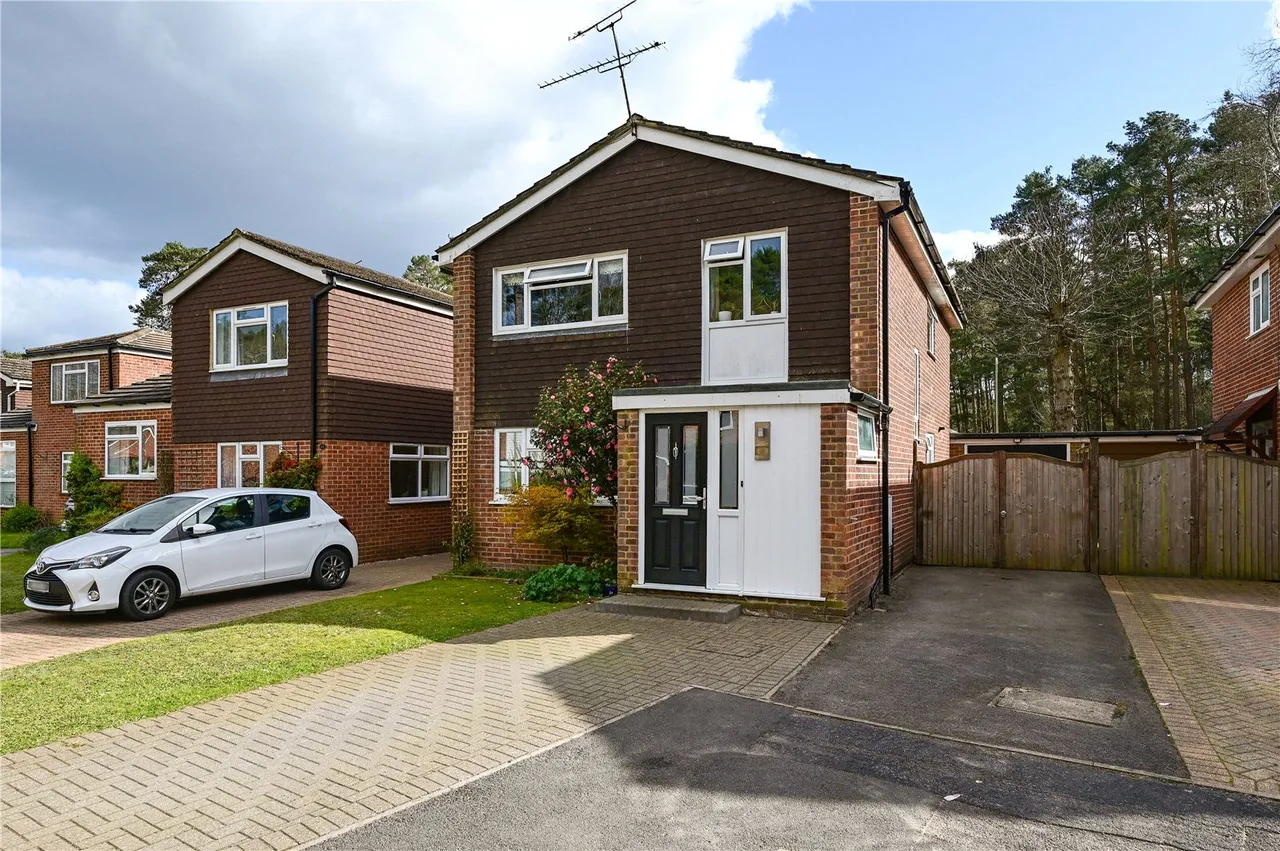4 bed house for sale — Fir Tree Way, Fleet, Hampshire, GU52 7NB