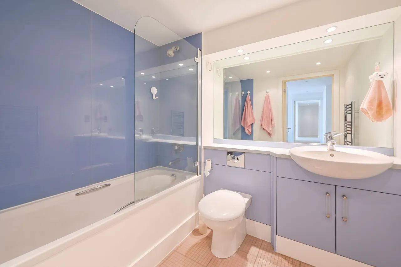 Flat 4 Orion Point, 7 Crews Street, London, photo 4