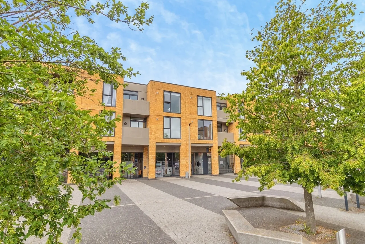 2 bed flat for sale — Brooklands Square, Brooklands, Milton Keynes, Buckinghamshire, MK10