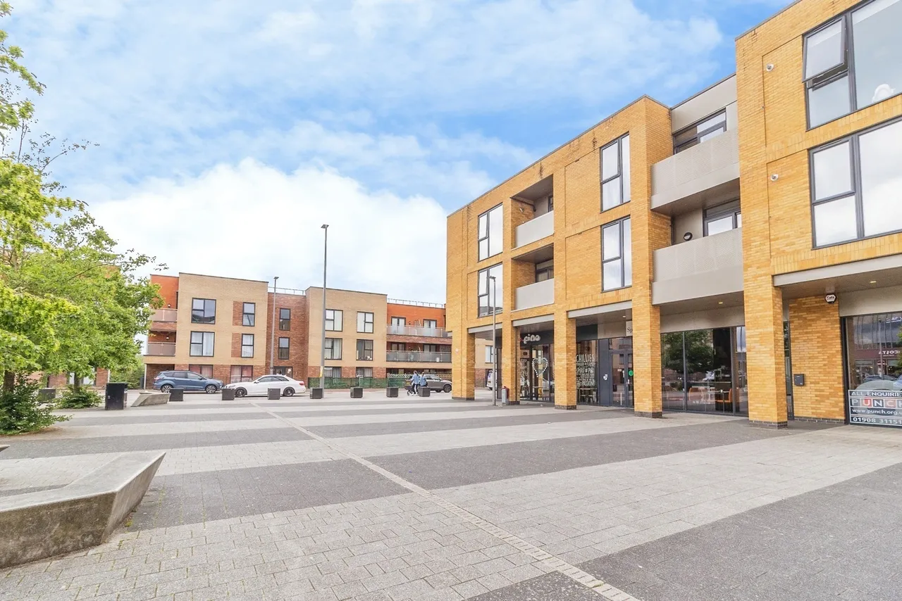 Brooklands Square, Brooklands, Milton Keynes, Buckinghamshire, MK10, photo 13