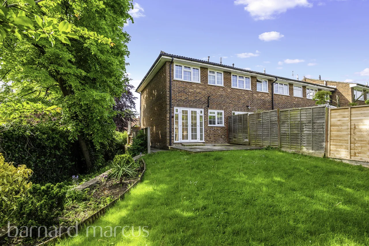 2 bed house to rent — Tapestry Close, SUTTON