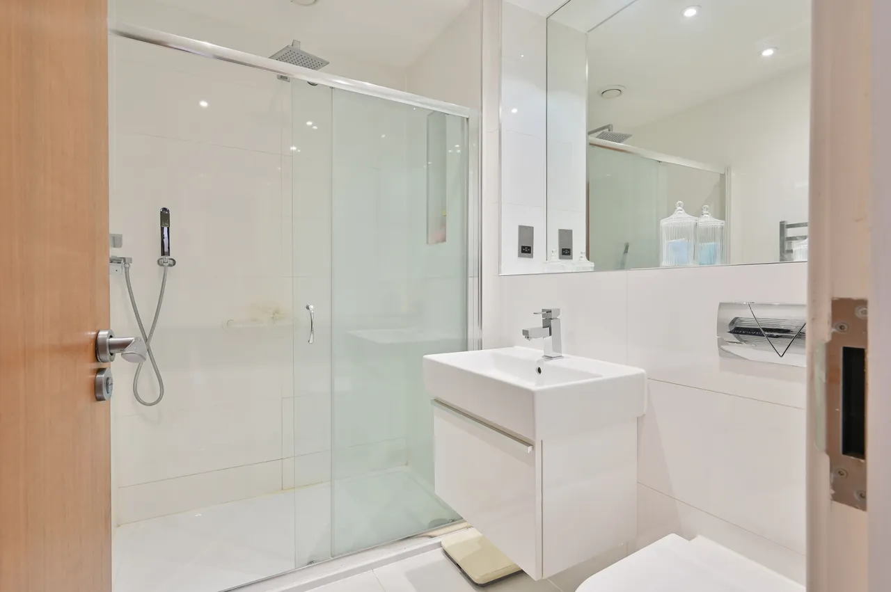 4 Bushey Gate, Sparrows Herne, photo 8