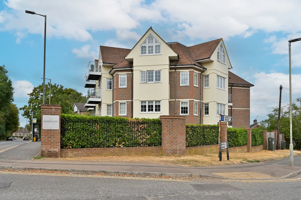 2 bed flat for sale — 4 Bushey Gate, Sparrows Herne