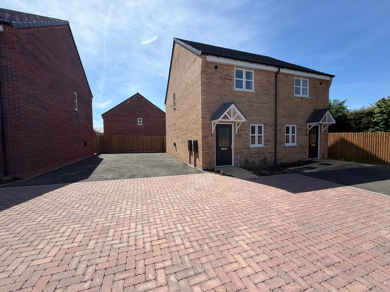 2 bed house for sale — Typhoon Drive, Market Deeping, PE6