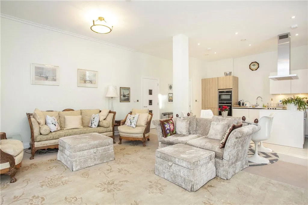 Marshall Walk, Englefield Green, TW20, photo 4