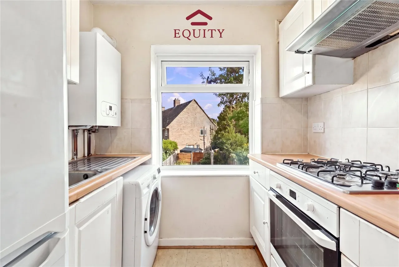 Camberley Avenue, Enfield, photo 5
