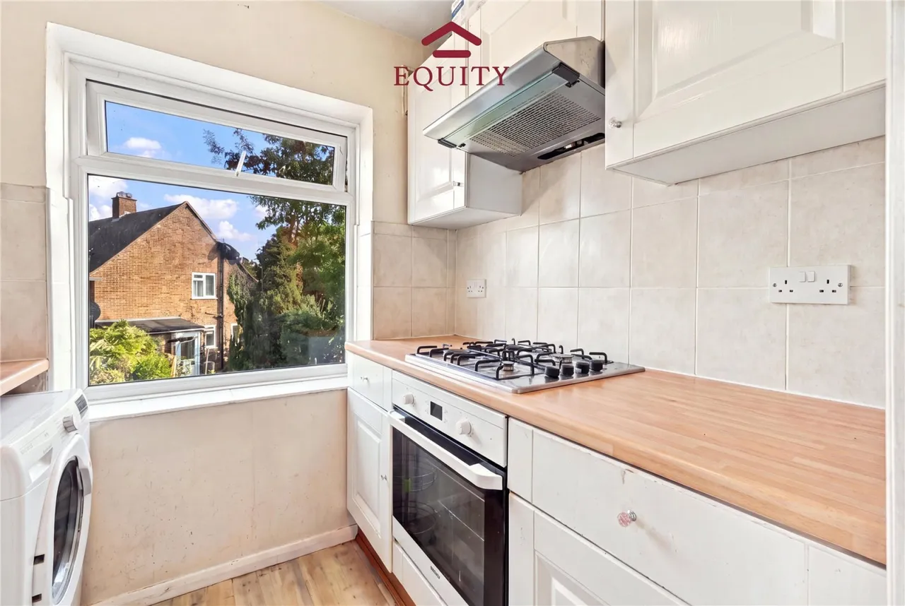 Camberley Avenue, Enfield, photo 6