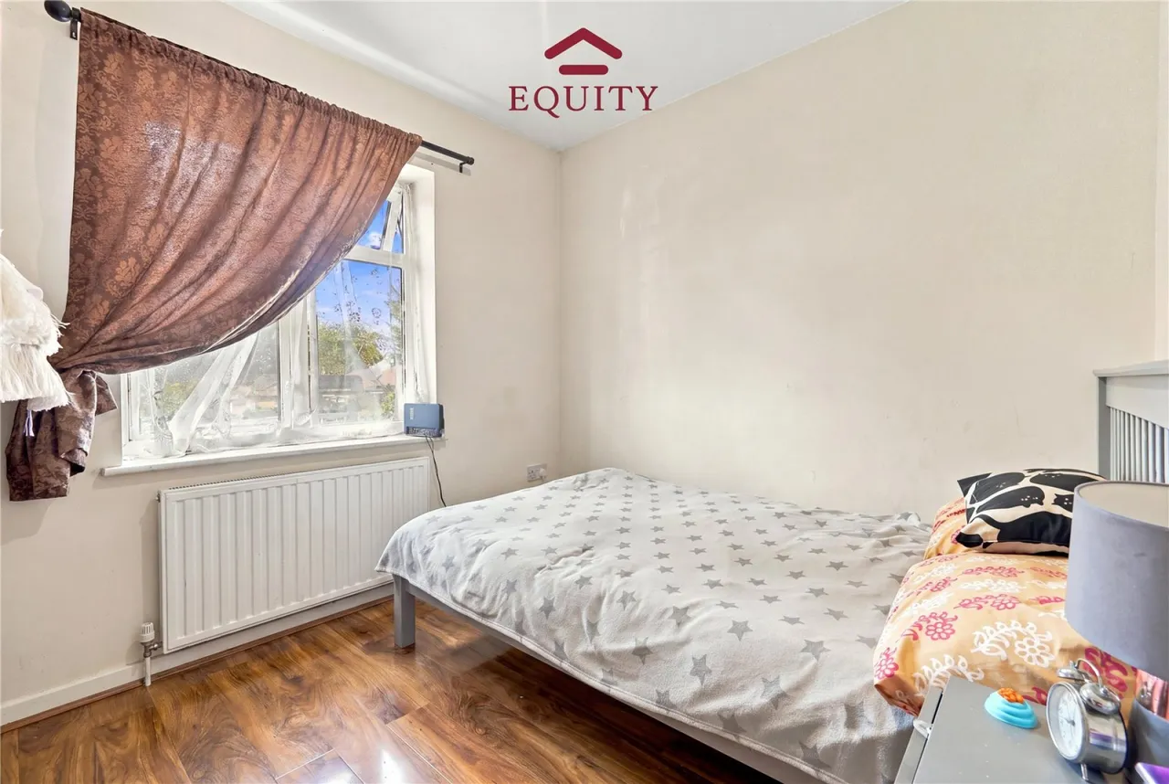 Camberley Avenue, Enfield, photo 9
