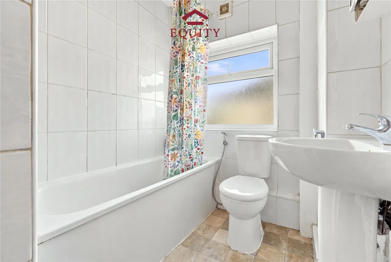 Camberley Avenue, Enfield, photo 10