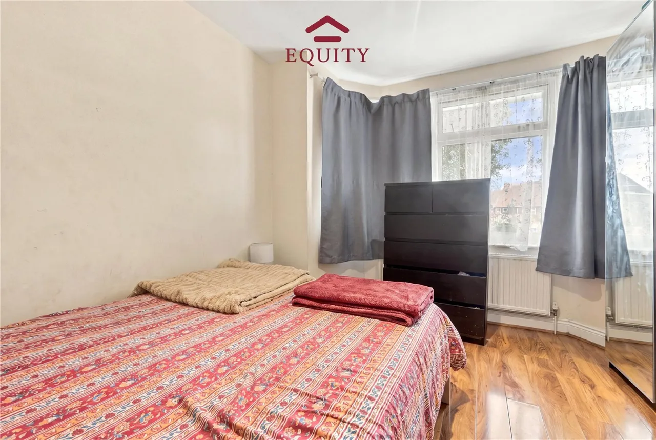Camberley Avenue, Enfield, photo 8