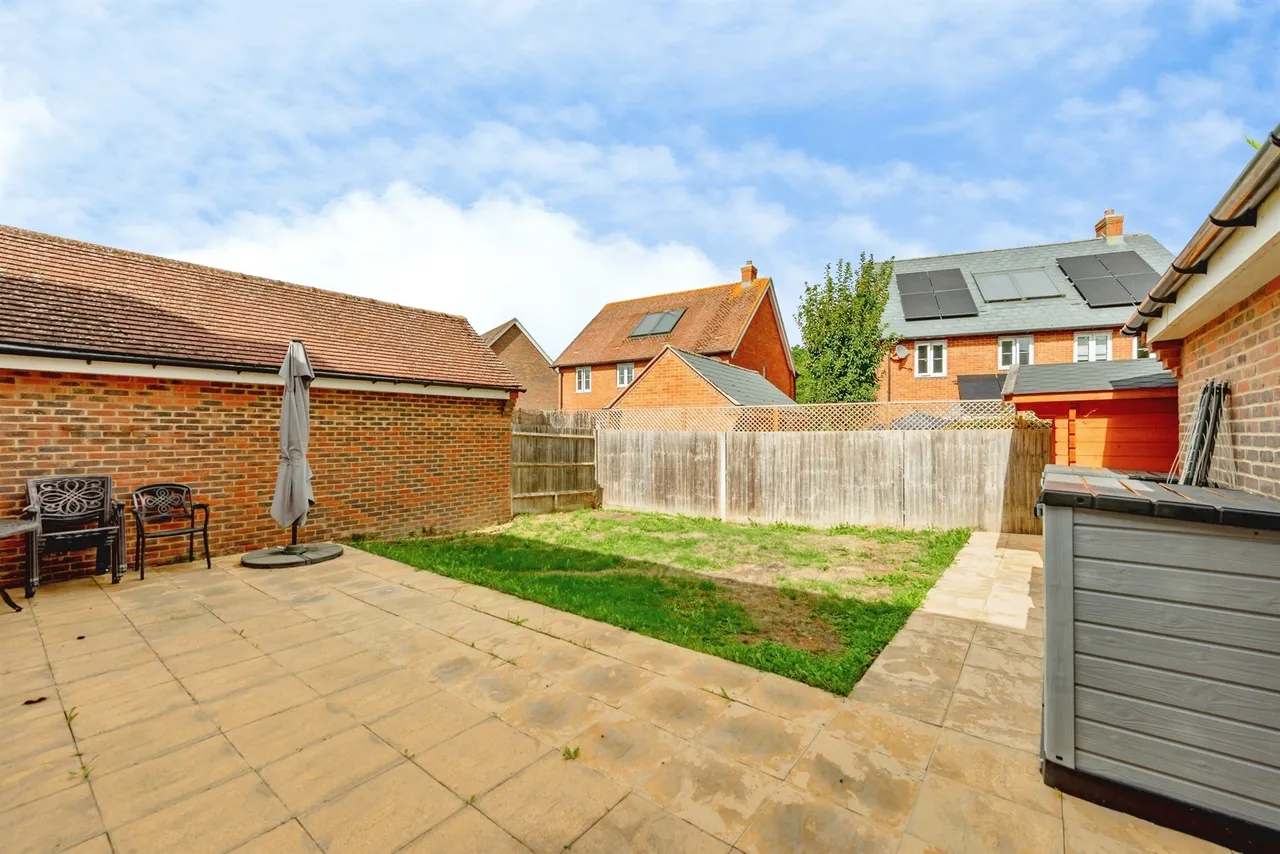 Chalkfield Road, Horley, photo 7