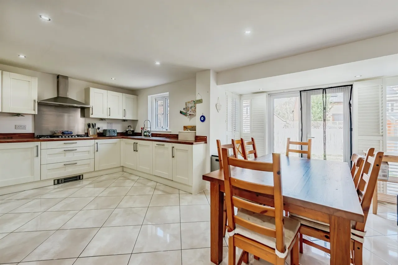 Chalkfield Road, Horley, photo 5