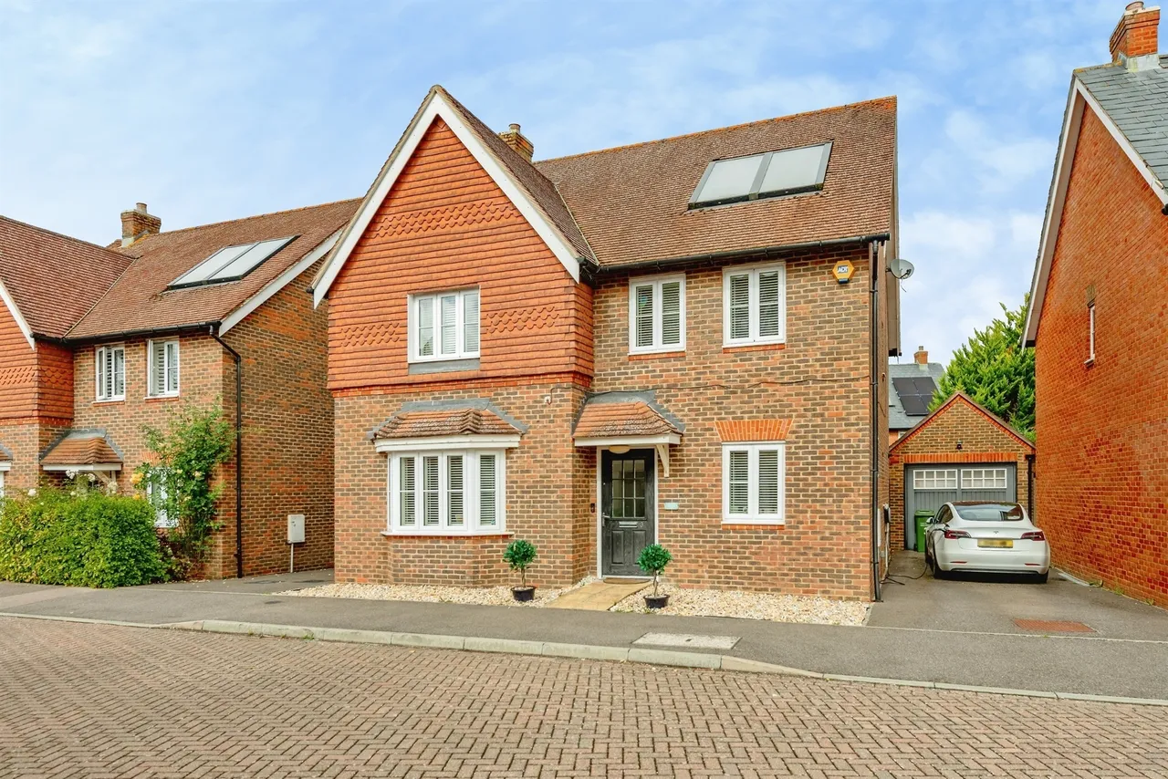 4 bed house for sale — Chalkfield Road, Horley